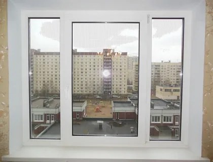 Новое трёхстворчатое окно в квартире с видом на двор
